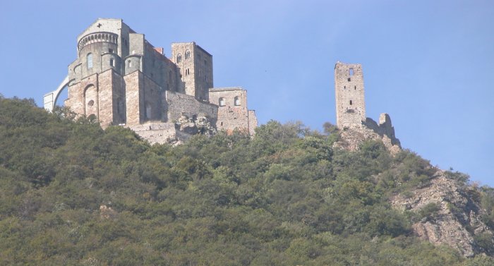 panorama sulla Sacra di San Michele da San Pietro (53364 bytes)